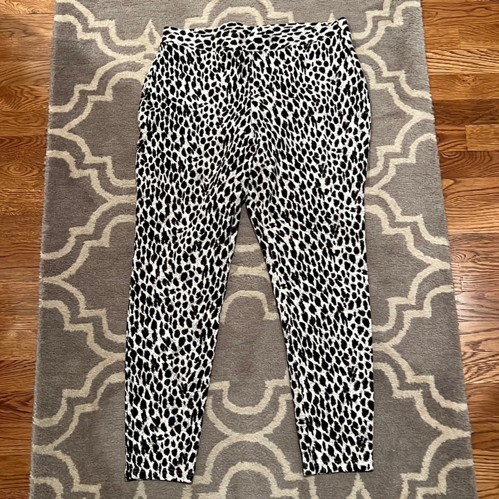Leggings with leopard design